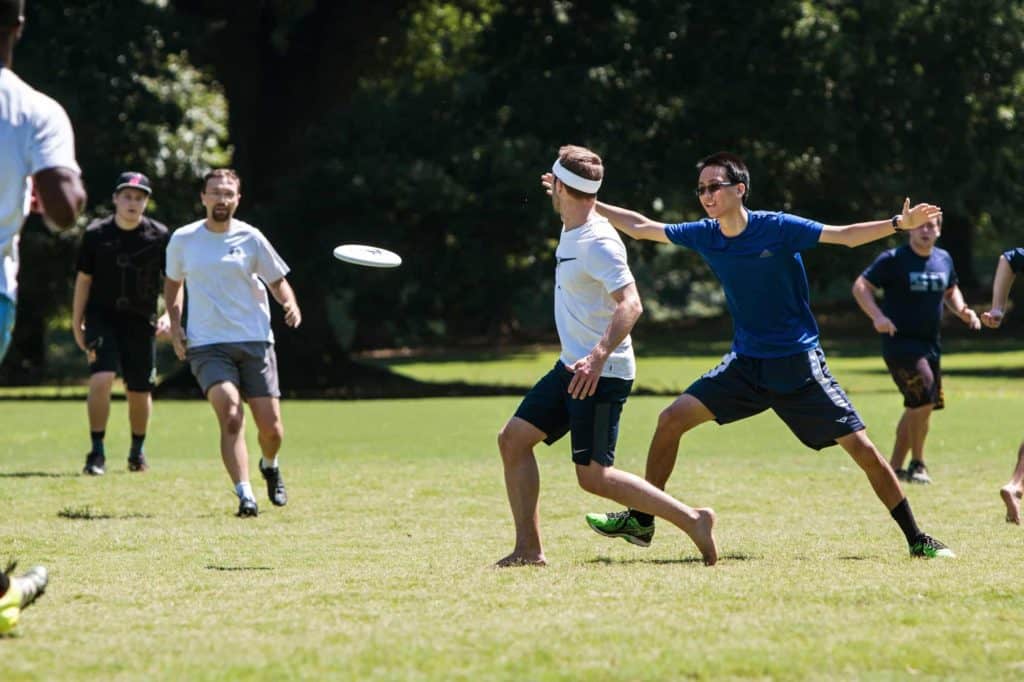 frisbee throw game